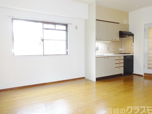 キッチン　東側からの日差しが入ります♪