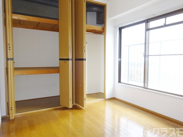 その他部屋・スペース　大きな窓からちょっとしたベランダに出られます♪