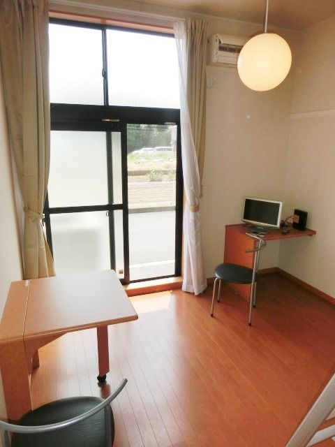 居室・リビング　1階はフローリング、2階はじゅうたん張りです