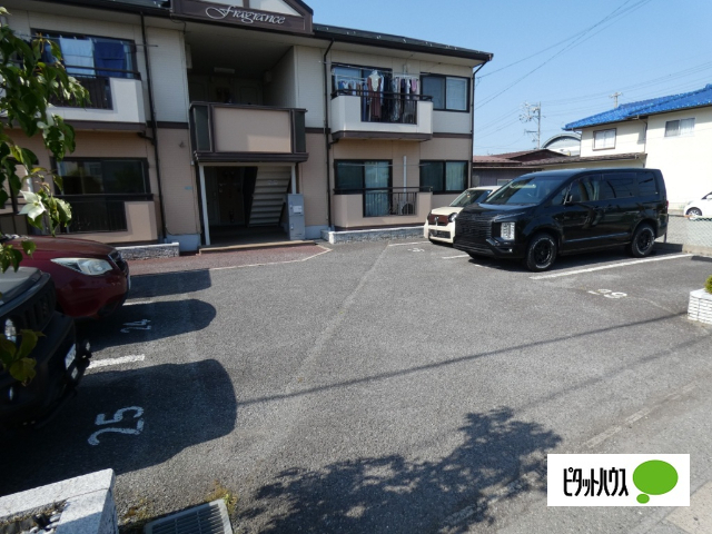駐車場　※別の棟の写真