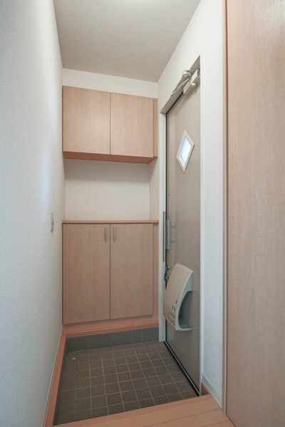 玄関　同じ敷地内のお部屋
