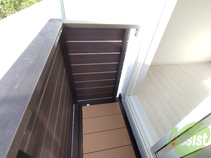 バルコニー　ベランダはよく日が当たり気持ちの良い空間です。