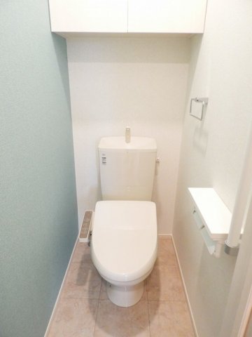トイレ　落ち着いた色調のトイレです