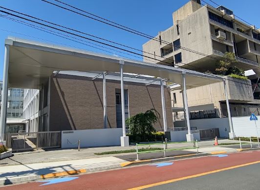 中学校　港区立三田中学校（中学校）まで560m