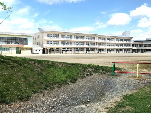 小学校　花巻市立若葉小学校（小学校）まで733m