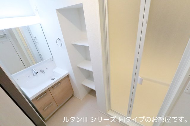洗面設備　ゆったりとスペースのある洗面所