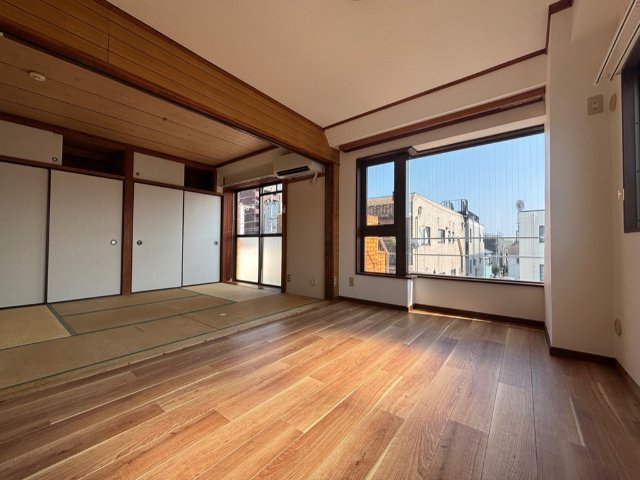 居室・リビング　こちらの居間で趣味の時間をお楽しみください