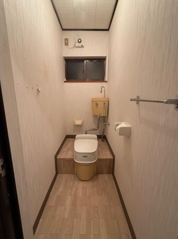 トイレ　汲み取り式ですが簡易水洗です。