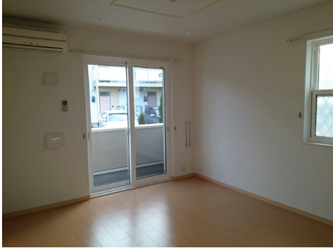 居室・リビング　光が降り注ぐ６畳のリビング