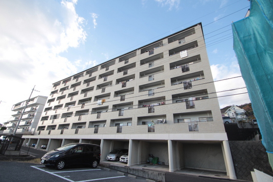 広島市西区井口台のマンションの建物外観