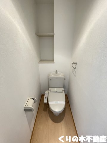 トイレ　ゆったりとした空間のトイレです（同タイプのお部屋です。現況を