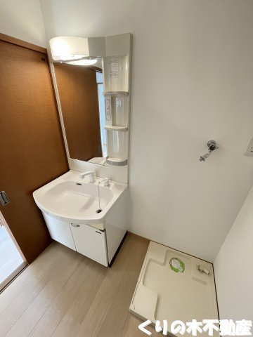 洗面設備　朝の支度にも助かる、独立の洗髪洗面化粧台（同タイプのお部屋で