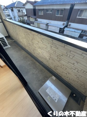 バルコニー　外からの目が気にならないバルコニーで洗濯物が干せます（同タイ