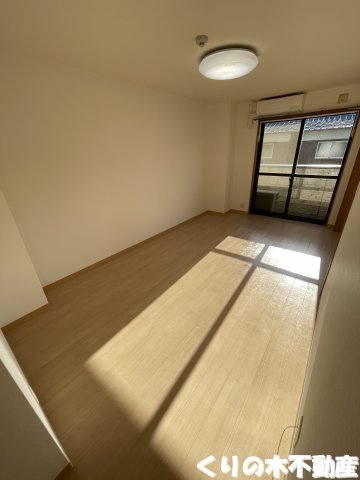 居室・リビング　ゆったりとしたリビングです（同タイプのお部屋です。現況を優先