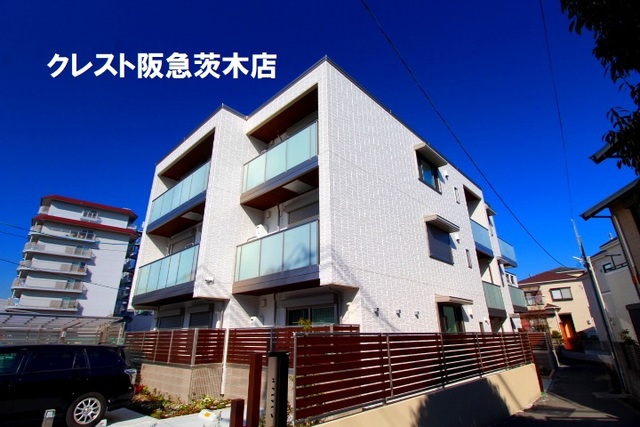 茨木市三島町のマンションの建物外観