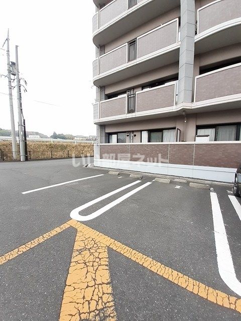 【津山市高野山西のマンションの駐車場】