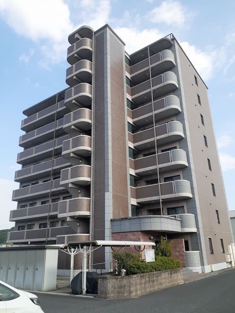 【津山市高野山西のマンションの建物外観】