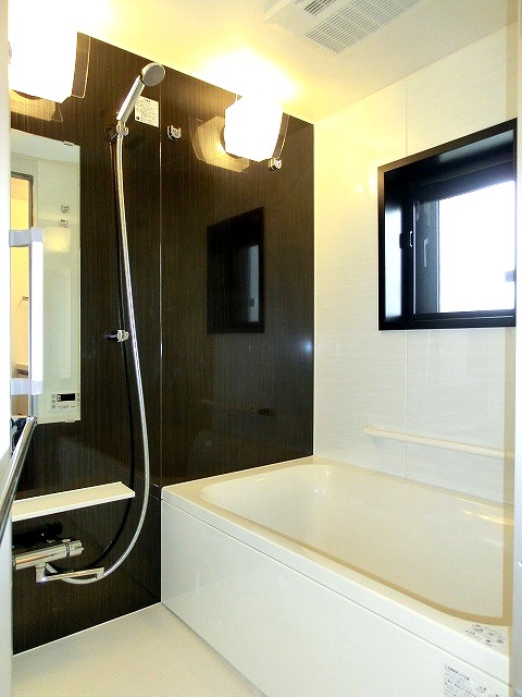 バス・シャワールーム　パークアクシス上野松が谷のバスルームです、窓付、追焚、浴室換