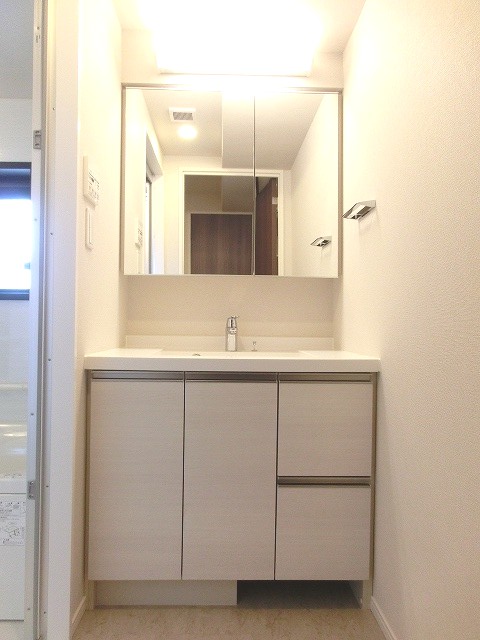 洗面設備　パークアクシス上野松が谷の独立洗面台です、右下にヘルスメータ