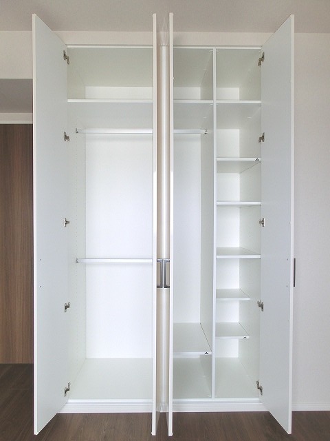 収納　パークアクシス上野松が谷の６．２帖洋室のクローゼットです