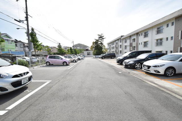 【神戸市北区泉台のマンションの駐車場】