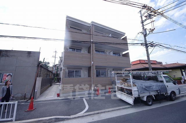 【東大阪市稲葉のアパートの建物外観】