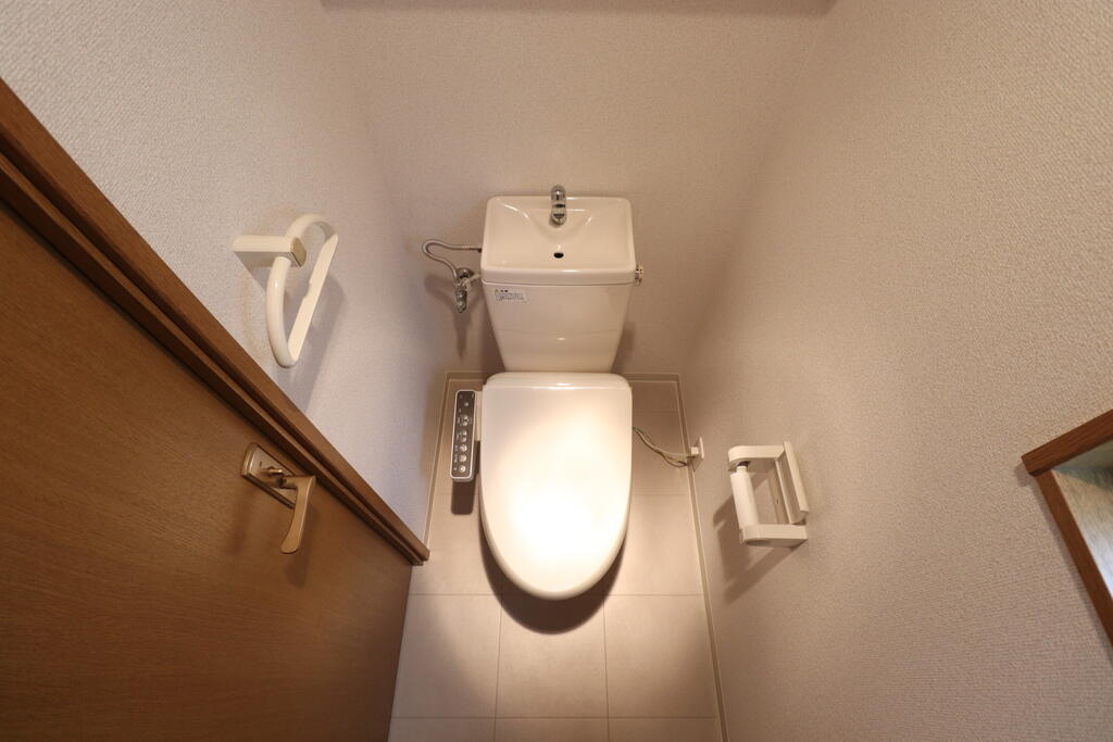 トイレ　温水洗浄便座付きのトイレです♪