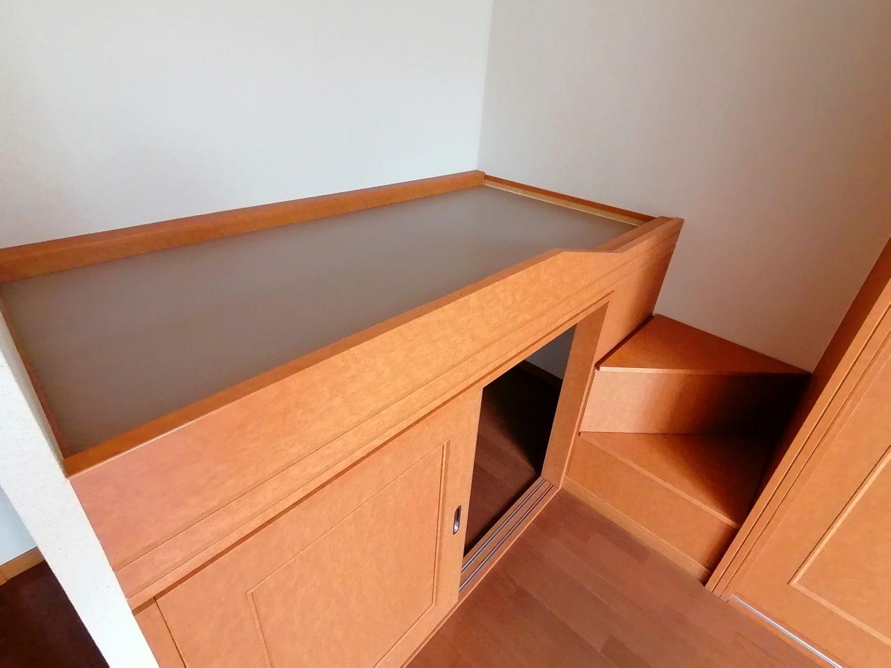 その他部屋・スペース　ベッドが付いてます。ベッド下も収納スペースで荷物がたくさん入