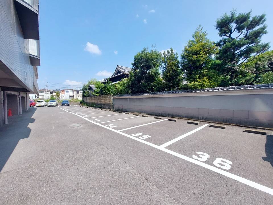 【松山市福音寺町のマンションの駐車場】