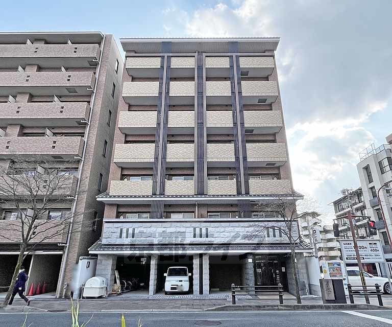 京都市東山区三町目のマンションの建物外観