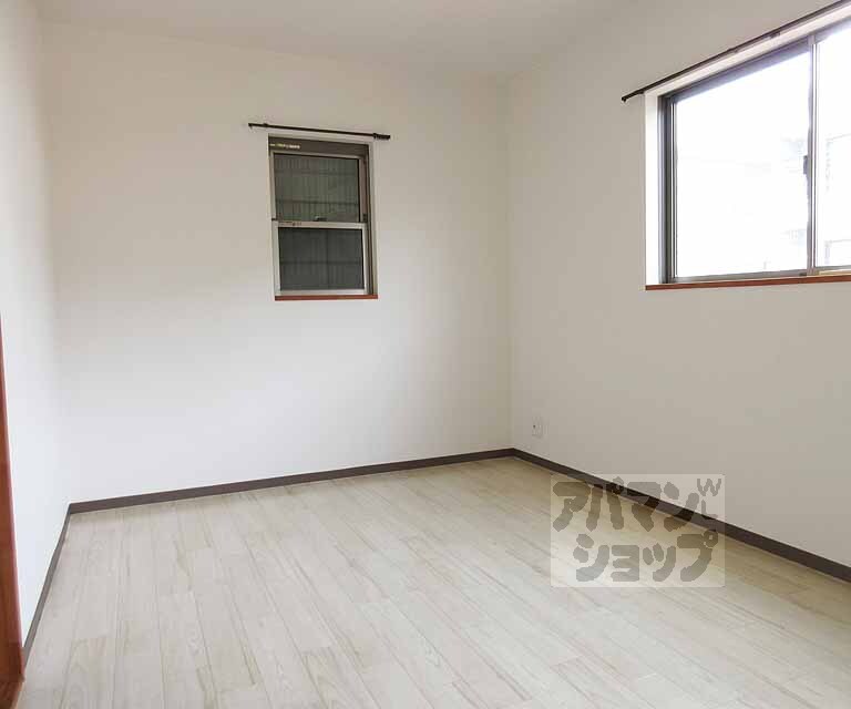 居室・リビング　収納棚付きのリビングです