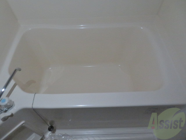 バス・シャワールーム　バスルームは狭すぎず、シャワーも浴びやすそうです。