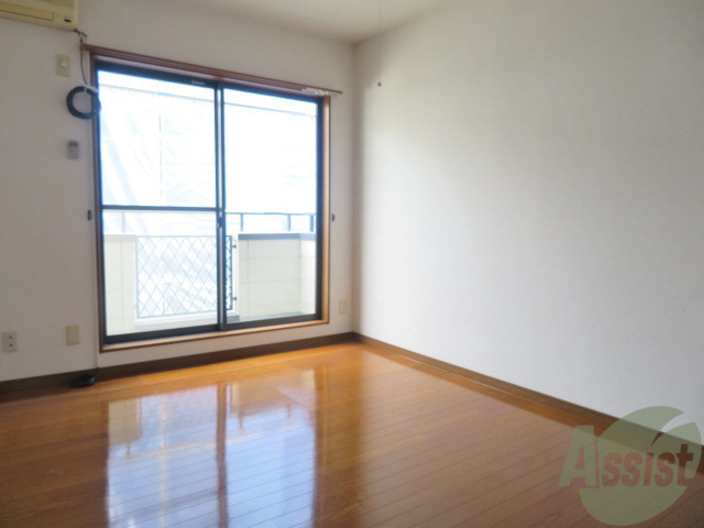 居室・リビング　リビングはこんな感じです。窓が大きくて良く陽が入ってきます。