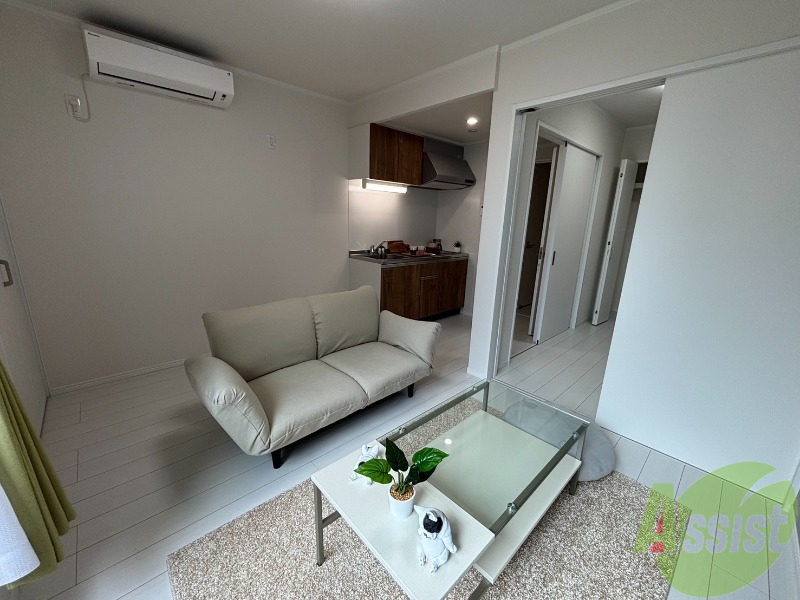 居室・リビング　８帖のＬＤＫです。白を基調とした綺麗なお部屋ですね。