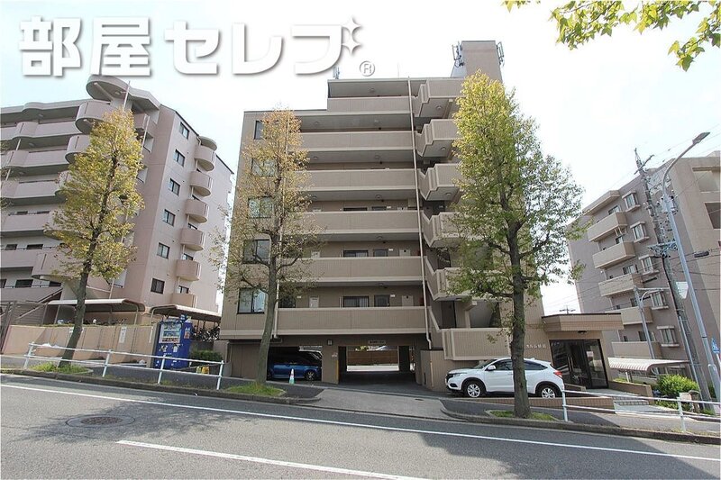 建物外観　重厚感あるタイル貼りの外観です。