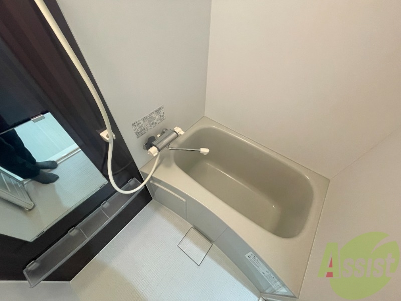 バス・シャワールーム　お風呂はこちら。１人暮らしにはピッタリのサイズ感ですね！