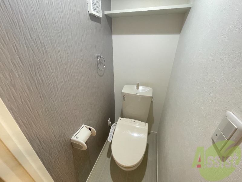 トイレ　温水洗浄便座なので快適に使用できそうですね。