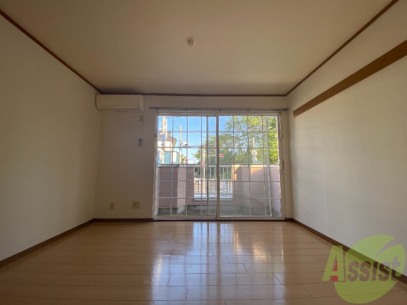 居室・リビング　リビングはこんな感じです。窓が大きくて良く陽が入ってきます。