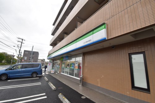 コンビニ　ファミリーマート 八王子東中野店（コンビニ）まで674m