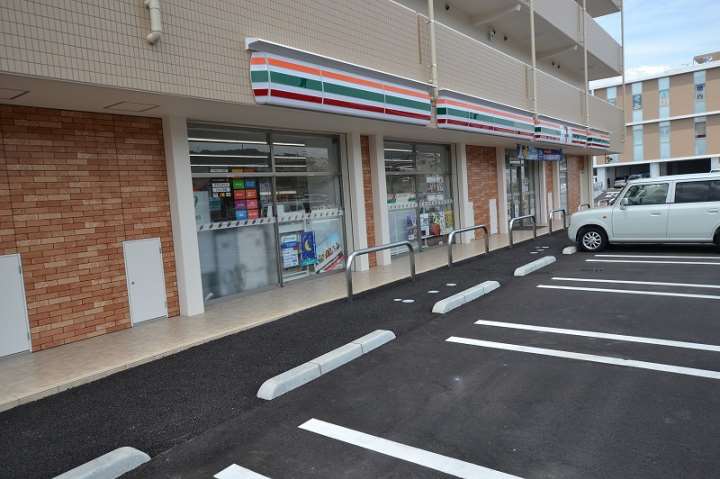 コンビニ　セブンイレブン（コンビニ）まで318m