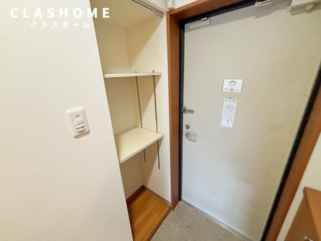 玄関　同物件の別部屋になります。