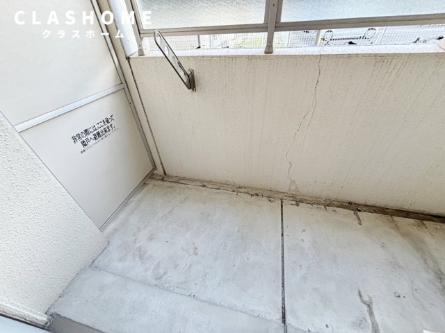 バルコニー　同物件の別部屋になります。