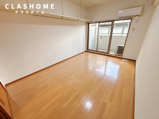 居室・リビング　同物件の別部屋になります。