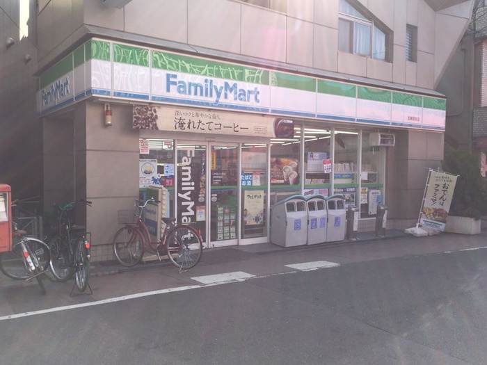 コンビニ　ファミリーマート（コンビニ）まで118m