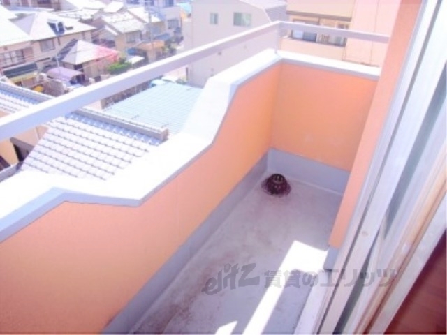 バルコニー　広くてゆとりのあるベランダです。