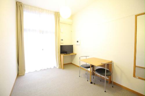 居室・リビング　採光面は北東向きですが、大きな窓が特徴♪ベランダ付きです。