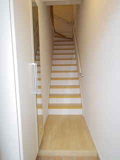 玄関　シューズボックス、内階段