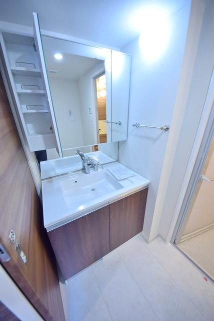 洗面設備　３面鏡のシャンプードレッサー