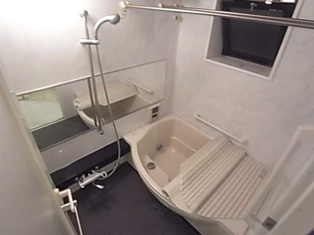 バス・シャワールーム　浴室乾燥機付きのバスルーム