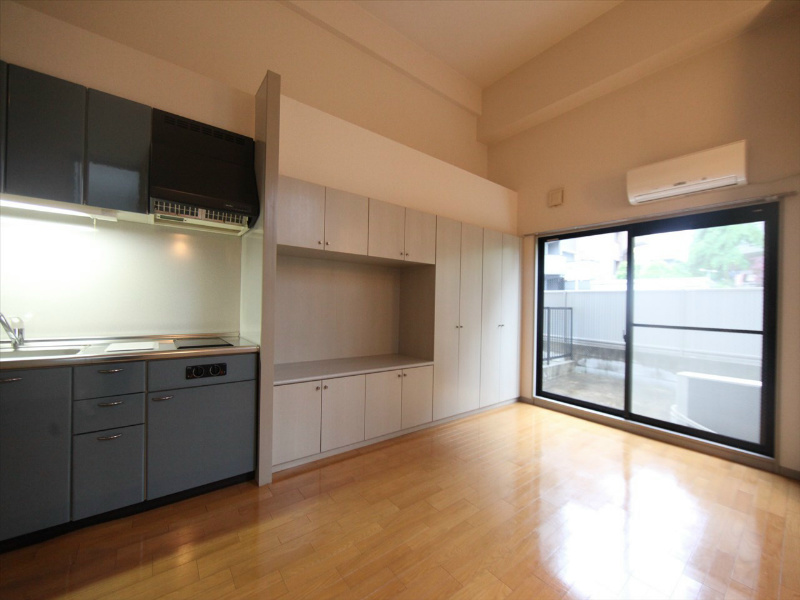 バルコニー　洋室13.2帖　エアコン完備　南向きバルコニー